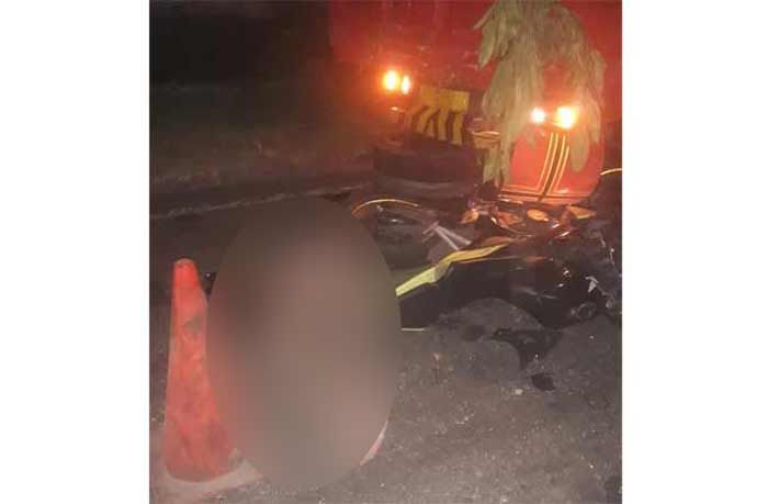 Kurang Waspada, Pengendara CBR Hantam Truk Parkir di Raya Ngoro Kurang Waspada, Pengendara CBR Hantam Truk Parkir di Raya Ngoro