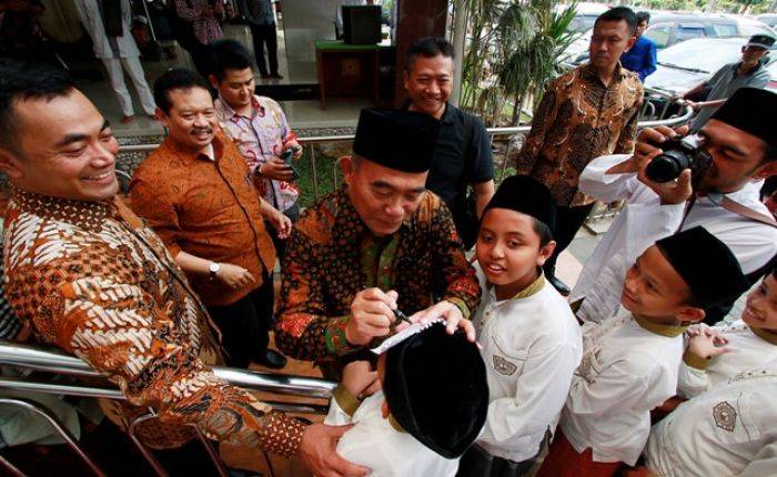 Tanda Tangan di Jidad Anak SD, Foto Mendikbud Muhadjir Jadi Viral Tanda Tangan di Jidad Anak SD, Foto Mendikbud Muhadjir Jadi Viral