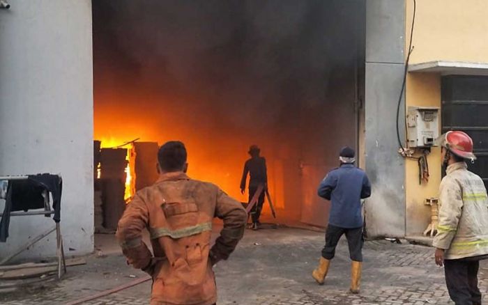Diduga Korsleting Listrik, Gudang di Balongbendo Sidoarjo Ludes Terbakar Diduga Korsleting Listrik, Gudang di Balongbendo Sidoarjo Ludes Terbakar