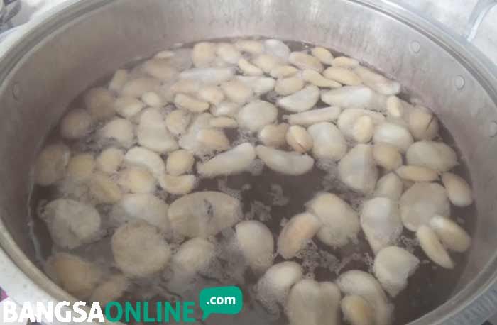 Segarnya Minuman Sari Buah Salak Produksi Ibu-ibu PKK Desa Jatirejo Jombang Segarnya Minuman Sari Buah Salak Produksi Ibu-ibu PKK Desa Jatirejo Jombang