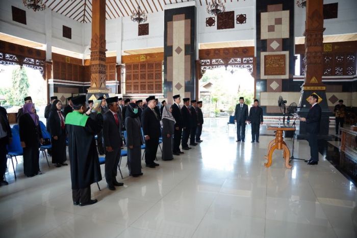 Bupati Lindra Lantik 8 Pejabat OPD Pemkab Tuban, Ada Kepala Dinas hingga Staf Ahli Bupati Lindra Lantik 8 Pejabat OPD Pemkab Tuban, Ada Kepala Dinas hingga Staf Ahli