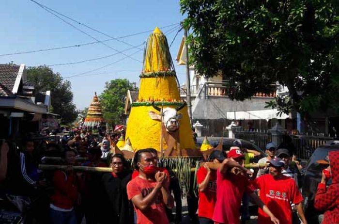 Warga Boteng Gresik Gelar Sedekah Bumi dengan Tumpeng Raksasa Warga Boteng Gresik Gelar Sedekah Bumi dengan Tumpeng Raksasa