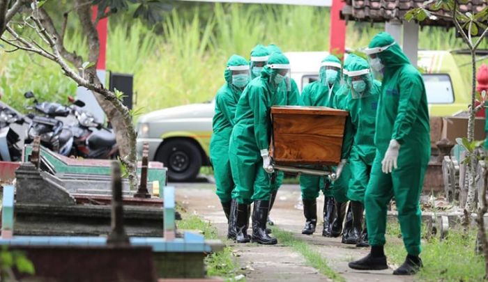 1 PDP di Kota Madiun Meninggal Dunia, Wali Kota Apresiasi Warga Terima Jenazah Dikebumikan di TPU 1 PDP di Kota Madiun Meninggal Dunia, Wali Kota Apresiasi Warga Terima Jenazah Dikebumikan di TPU
