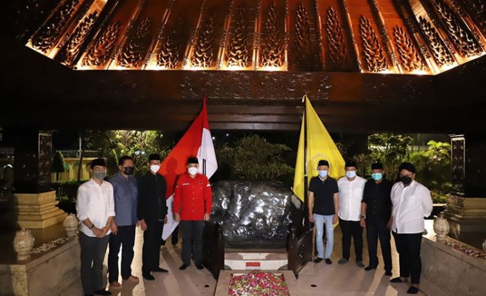 Ziarah ke Makam Bung Karno, Wali Kota Eri Berdoa untuk Warga Surabaya Ziarah ke Makam Bung Karno, Wali Kota Eri Berdoa untuk Warga Surabaya
