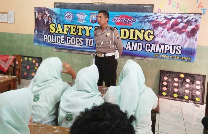 Selain Operasi Zebra, Polres Pasuruan juga Gencar Sosialisasi ke Pelajar Selain Operasi Zebra, Polres Pasuruan juga Gencar Sosialisasi ke Pelajar