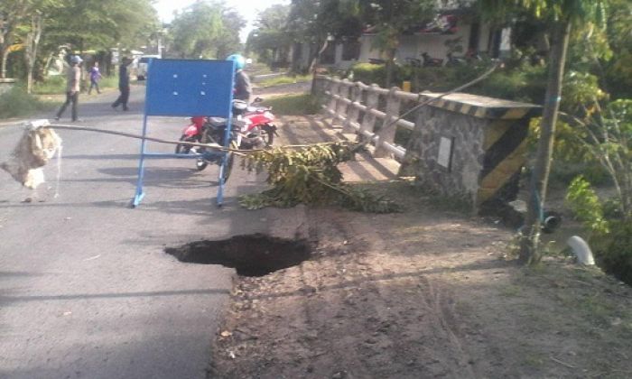 Jembatan Penghubung di Desa Kedungpring Gresik Ambrol Jembatan Penghubung di Desa Kedungpring Gresik Ambrol
