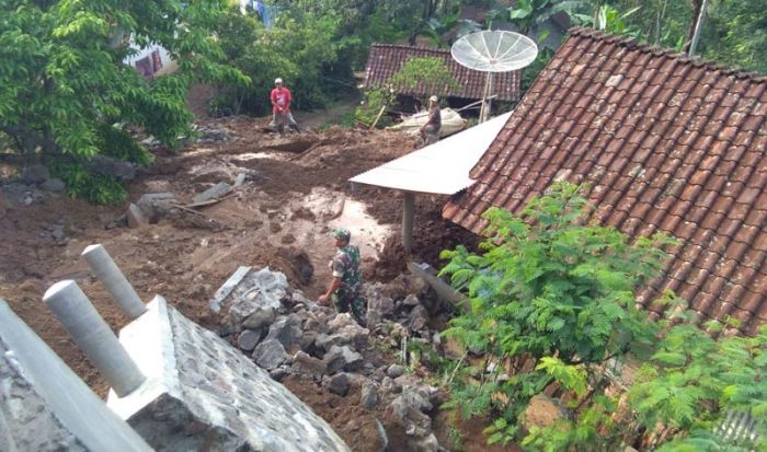 Plengsengan Ambrol Sebabkan Longsor, Satu Rumah Nyaris Tertimbun Tanah Plengsengan Ambrol Sebabkan Longsor, Satu Rumah Nyaris Tertimbun Tanah
