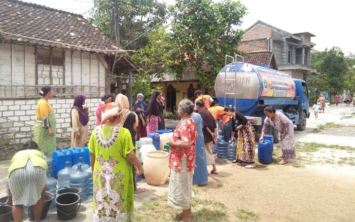 16 Desa di Lamongan Kekurangan Air Bersih 16 Desa di Lamongan Kekurangan Air Bersih