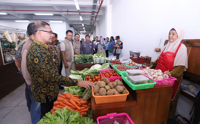 Cek Ketersediaan Sembako Jelang Nataru, TPID Sidak Pasar Induk Kota Batu