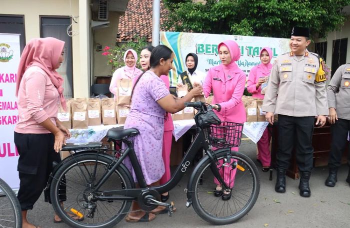 Wujud Kepedulian Ramadhan, Kapolres Mojokerto Kota dan Bhayangkari Turun Jalan Bagi Takjil Gratis