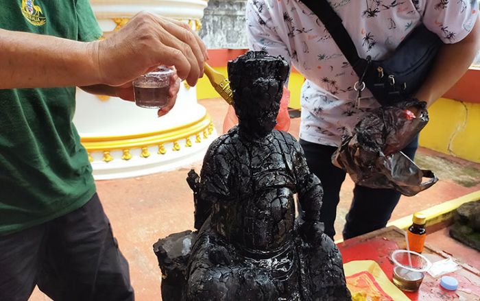 Meski Hangus, Tradisi Cuci Patung Dewa Tetap Dilakukan di Kelenteng Poo An Kiong Kota Blitar Meski Hangus, Tradisi Cuci Patung Dewa Tetap Dilakukan di Kelenteng Poo An Kiong Kota Blitar