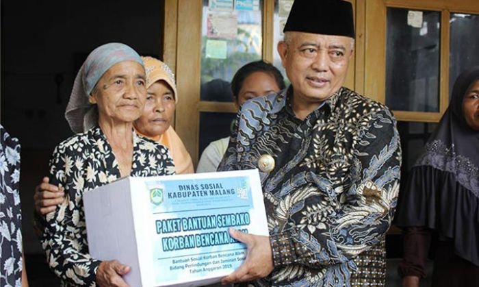 Bupati Sanusi Tinjau Warga Terdampak Puting Beliung di Jabung Malang Bupati Sanusi Tinjau Warga Terdampak Puting Beliung di Jabung Malang