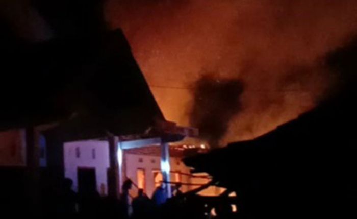 Tinggalkan Api di Kandang Sapi, Satu Rumah di Tanah Merah Bangkalan Hangus Dilalap si Jago Merah Tinggalkan Api di Kandang Sapi, Satu Rumah di Tanah Merah Bangkalan Hangus Dilalap si Jago Merah