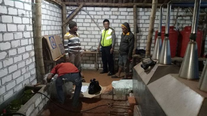 Rumah Produksi Arak di Palang Digerebek Petugas Rumah Produksi Arak di Palang Digerebek Petugas