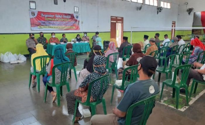 Cegah Sebaran Covid-19, Babinsa Jogorogo Ngawi Pantau Penyaluran Bantuan Sosial di Kantor Desa