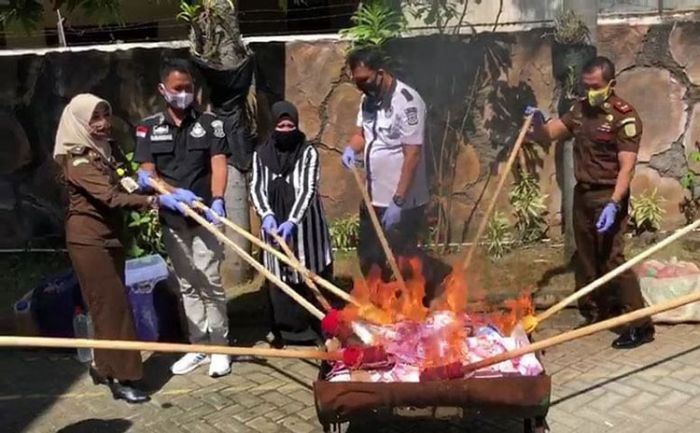 Kejari Lamongan Musnahkan Ratusan Juta BB Uang Palsu Kejari Lamongan Musnahkan Ratusan Juta BB Uang Palsu
