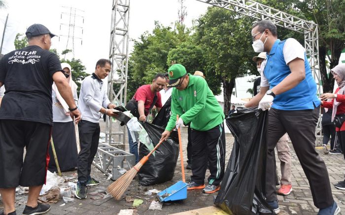 ASN Sidoarjo Kerja Bakti Bersihkan Sampah Usai Resepsi Puncak Satu Abad NU ASN Sidoarjo Kerja Bakti Bersihkan Sampah Usai Resepsi Puncak Satu Abad NU