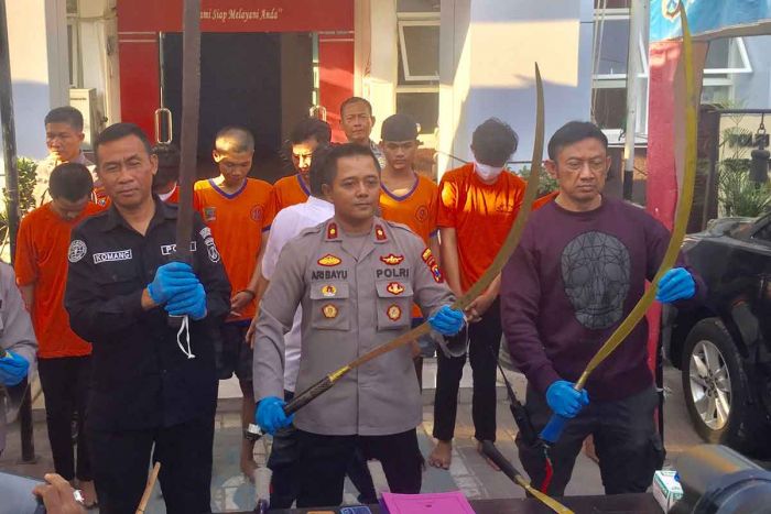 Tim Gabungan Polrestabes Surabaya dan Polsek Tambaksari Amankan 7 Anak Bersenjata Tajam Tim Gabungan Polrestabes Surabaya dan Polsek Tambaksari Amankan 7 Anak Bersenjata Tajam