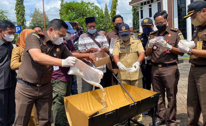 Kejari Bangkalan Musnahkan Barang Bukti Perkara 2 Kg Sabu Kejari Bangkalan Musnahkan Barang Bukti Perkara 2 Kg Sabu