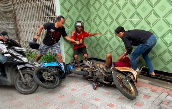 Sudah Beraksi 7 Kali, Dua Tersangka Curanmor Dibekuk Polsek Simokerto saat Dorong Motor Curian Sudah Beraksi 7 Kali, Dua Tersangka Curanmor Dibekuk Polsek Simokerto saat Dorong Motor Curian