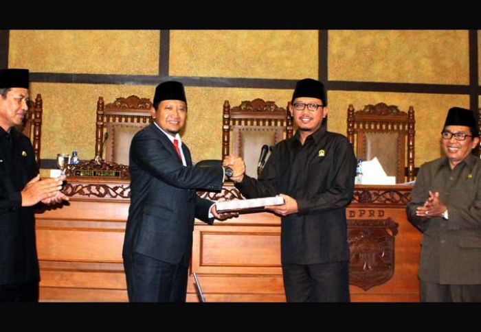 Sidang Pengesahan 4 Raperda dan LKPJ Berjalan Mulus Sidang Pengesahan 4 Raperda dan LKPJ Berjalan Mulus