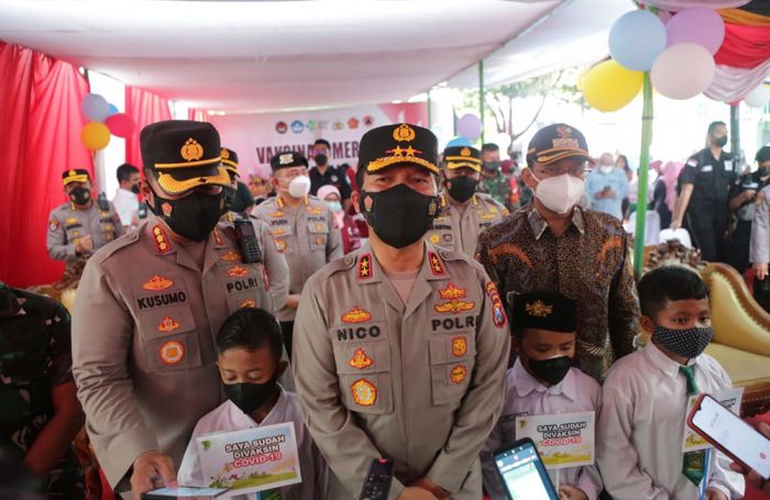 Kapolda Jatim Hadiri Vaksinasi Merdeka Serentak di MIS Ar Rohman Sidoarjo Kapolda Jatim Hadiri Vaksinasi Merdeka Serentak di MIS Ar Rohman Sidoarjo