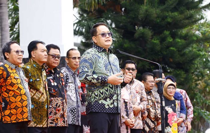 Pimpin Apel Pagi Awal Tahun 2025, Pj. Gubernur Jatim Dorong ASN Tingkatkan Kinerja Pimpin Apel Pagi Awal Tahun 2025, Pj. Gubernur Jatim Dorong ASN Tingkatkan Kinerja
