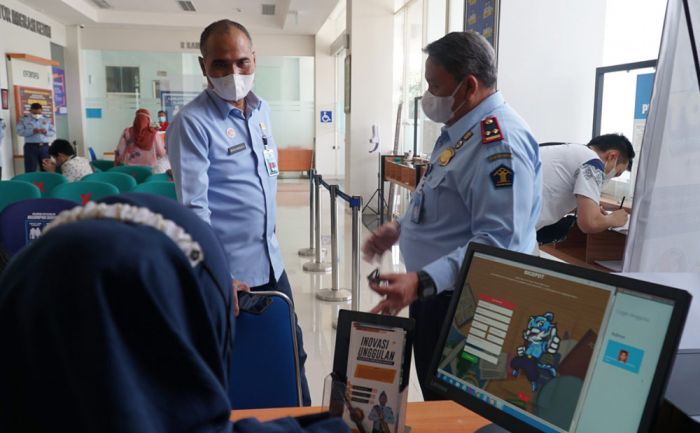 Plt Kakanwil Kemenkumham Jatim Tanya Pelayanan Kanim Kediri ke Masyarakat Plt Kakanwil Kemenkumham Jatim Tanya Pelayanan Kanim Kediri ke Masyarakat