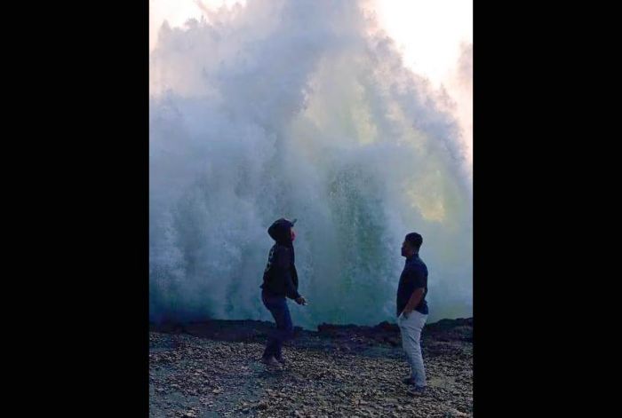 ​Detik-detik Dua Wisatawan Sebelum Tergulung Ombak di Pantai Serang Blitar Tertangkap Kamera