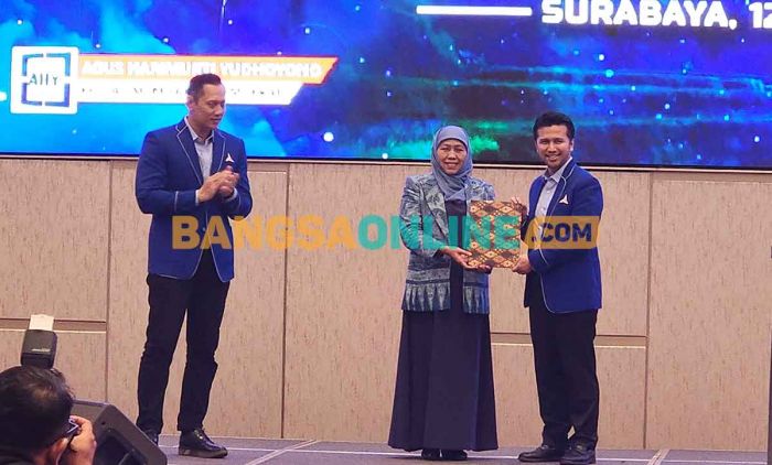 Resmi! Demokrat Rekomendasikan Khofifah dan Emil di Pilgub Jatim 2024 Resmi! Demokrat Rekomendasikan Khofifah dan Emil di Pilgub Jatim 2024