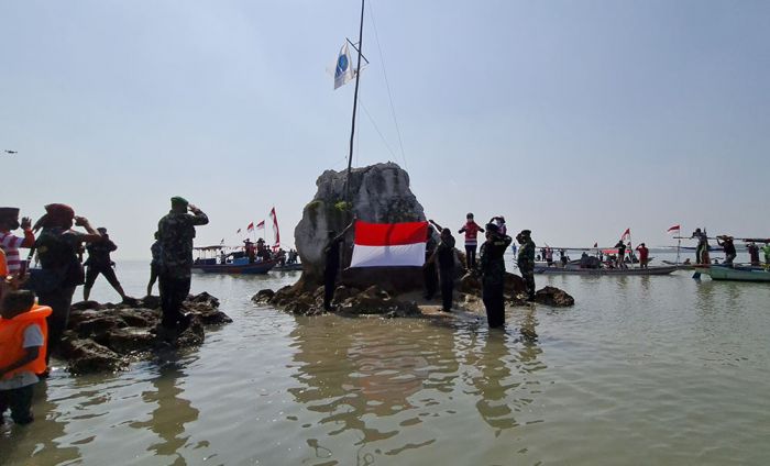 Nelayan Bangkalan Gelar Upacara Bendera di Situs Batu Layar, Petilasan Syaikhona Kholil Nelayan Bangkalan Gelar Upacara Bendera di Situs Batu Layar, Petilasan Syaikhona Kholil