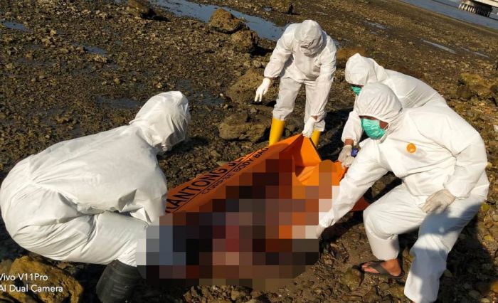 Mayat Pria Tanpa Busana Ditemukan di Pesisir Labang Bangkalan Mayat Pria Tanpa Busana Ditemukan di Pesisir Labang Bangkalan