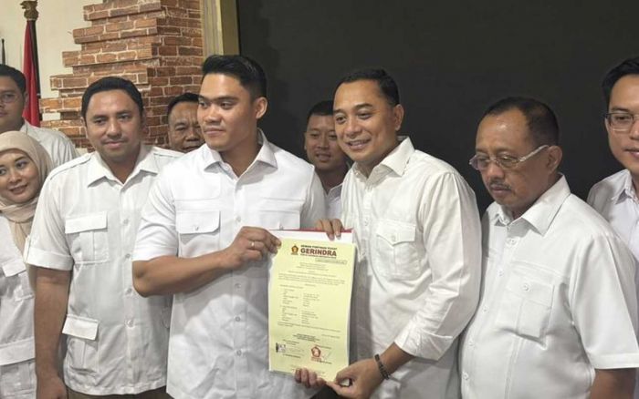 Ketua DPC Gerindra Surabaya Serahkan Rekom Maju Pilkada 2024 ke Eri Cahyadi-Armuji Ketua DPC Gerindra Surabaya Serahkan Rekom Maju Pilkada 2024 ke Eri Cahyadi-Armuji