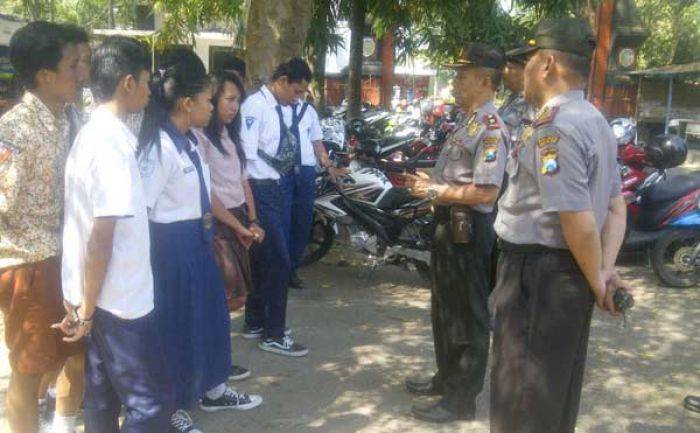 Ramadan, Polisi di Nganjuk Razia Pelajar Nongkrong di Warung Ramadan, Polisi di Nganjuk Razia Pelajar Nongkrong di Warung