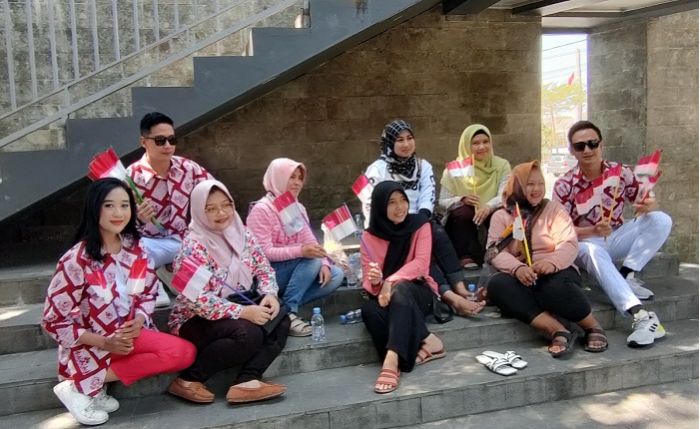 Meriahkan HUT ke-78 RI, 3 Model Kenakan Batik Lochatara, Bagikan Bendera ke Pengguna Jalan Meriahkan HUT ke-78 RI, 3 Model Kenakan Batik Lochatara, Bagikan Bendera ke Pengguna Jalan