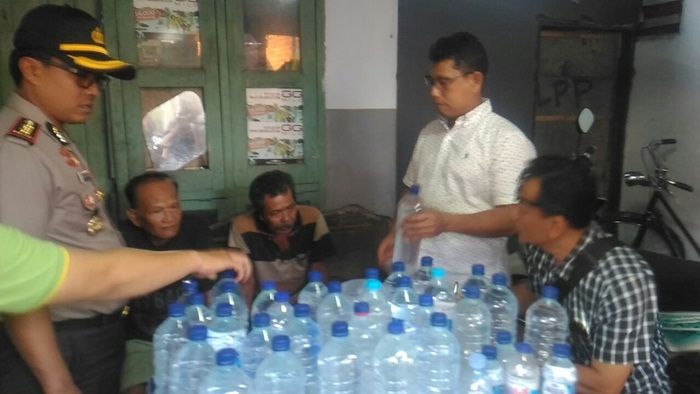 Produksi Miras Oplosan, Dua Lansia di Kediri Digerebek Polisi Produksi Miras Oplosan, Dua Lansia di Kediri Digerebek Polisi