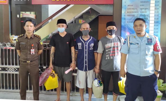 Kejari Batu Tahan 3 Tersangka Perkara Narkoba ke Lapas Lowokwaru Kejari Batu Tahan 3 Tersangka Perkara Narkoba ke Lapas Lowokwaru
