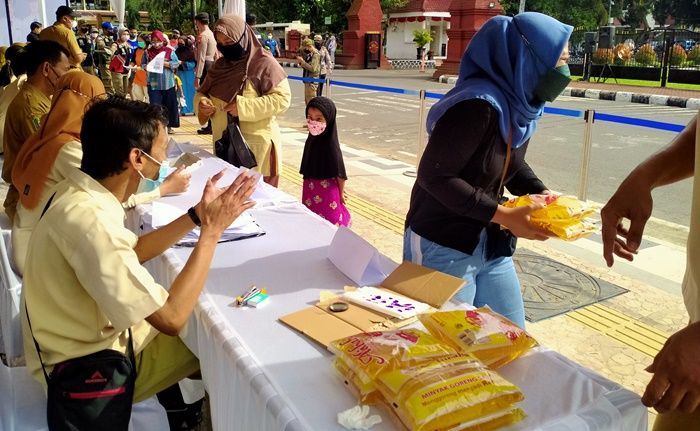 Tekan Harga di Pasaran, Pemkab Trenggalek Gelar Operasi Pasar Minyak Goreng di Tiga Lokasi Tekan Harga di Pasaran, Pemkab Trenggalek Gelar Operasi Pasar Minyak Goreng di Tiga Lokasi
