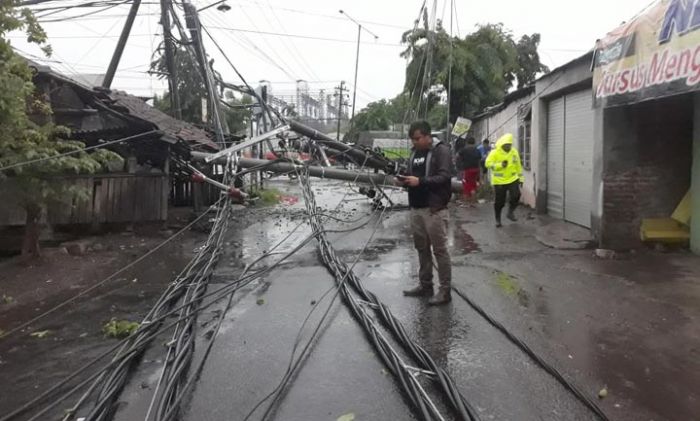 Puluhan Tiang Penyangga Kabel di Krian Sidoarjo Dihempas Angin Kencang Puluhan Tiang Penyangga Kabel di Krian Sidoarjo Dihempas Angin Kencang