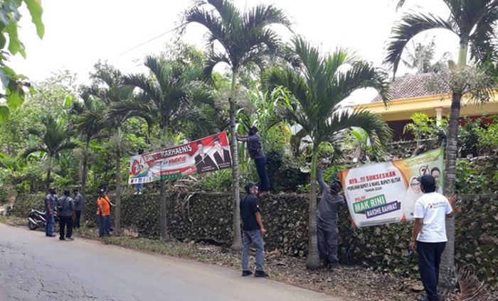 Bawaslu Kabupaten Blitar Tertibkan APK yang Terpasang di Tempat Terlarang