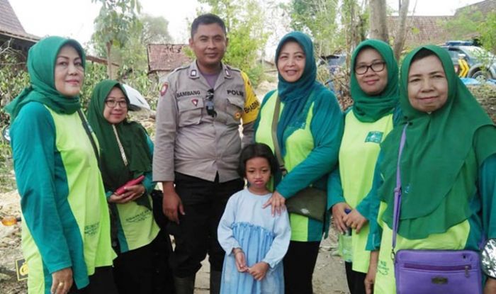 Kunjungi Warga Gunungsari, Muslimat NU Ngawi Bagikan Sembako