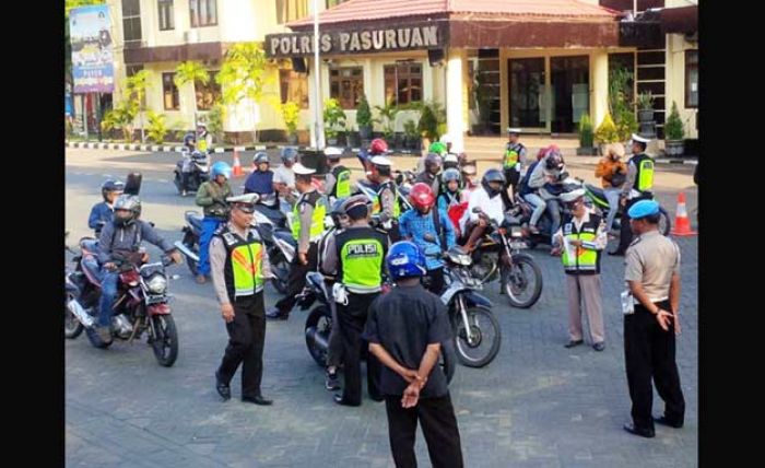 14 Hari Ops Patuh Semeru 2017 di Pasuruan: Ribuan Pengendara Melanggar Lalin Ditindak 14 Hari Ops Patuh Semeru 2017 di Pasuruan: Ribuan Pengendara Melanggar Lalin Ditindak