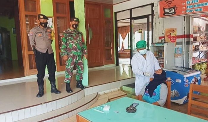 Anggota Polsek dan Koramil Jogorogo Tracing Warga Kontak Erat Pasien Positif Covid-19 Anggota Polsek dan Koramil Jogorogo Tracing Warga Kontak Erat Pasien Positif Covid-19