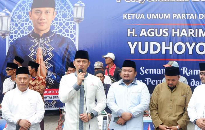 Gelar Safari Ramadan, AHY Serahkan 400 Paket Bantuan untuk Tukang Becak di Bangkalan Gelar Safari Ramadan, AHY Serahkan 400 Paket Bantuan untuk Tukang Becak di Bangkalan