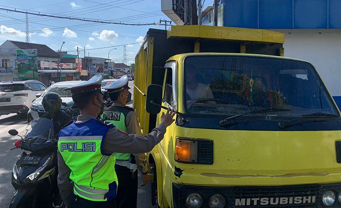 Antisipasi PMK, Satlantas Polres Batu Gelar Penyekatan Hewan Ternak di Simpang 3 Pendem Antisipasi PMK, Satlantas Polres Batu Gelar Penyekatan Hewan Ternak di Simpang 3 Pendem