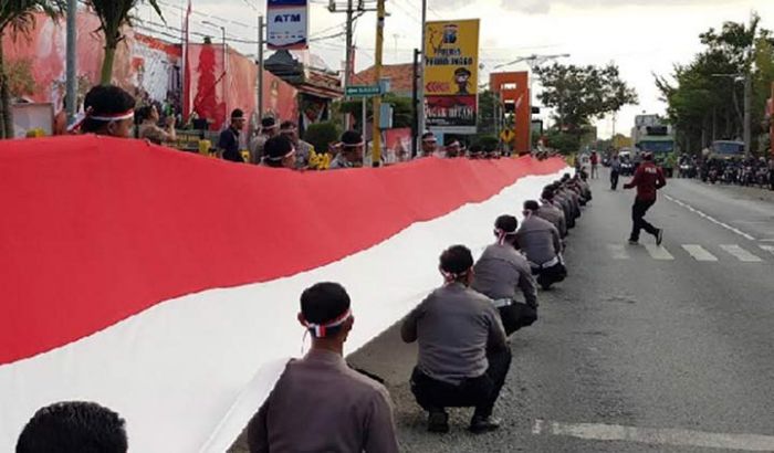 Sambut Kemerdekaan, Polres Probolinggo Kibarkan Bendera Raksasa di Depan Mako