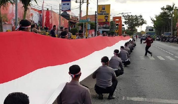 Sambut Kemerdekaan, Polres Probolinggo Kibarkan Bendera Raksasa di Depan Mako Sambut Kemerdekaan, Polres Probolinggo Kibarkan Bendera Raksasa di Depan Mako