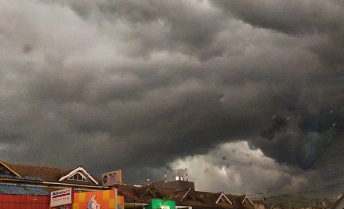 Jelang Tahun Baru, Warga Surabaya dan Jatim Waspada! BMKG Sebut Ada Potensi Hujan Es dan Banjir Jelang Tahun Baru, Warga Surabaya dan Jatim Waspada! BMKG Sebut Ada Potensi Hujan Es dan Banjir