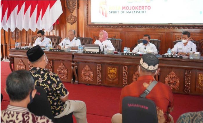 Wali Kota Mojokerto Gelar Audiensi Proses PTSL dengan Warga Balongrawe Wali Kota Mojokerto Gelar Audiensi Proses PTSL dengan Warga Balongrawe