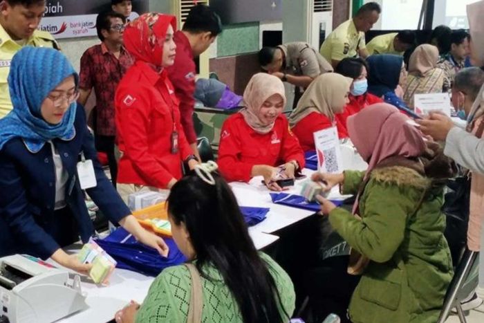 Jelang Lebaran 2024, Warga Malang Antusias Antre Tukar Uang Pecahan